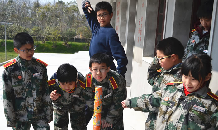 军事拓展活动让孩子懂得了团队合作重要性
