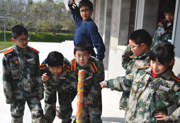 军事拓展活动让孩子懂得了团队合作重要性