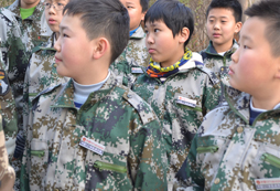 参加中国121军事冬令营提升孩子抗压能力