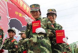 中国121军事纠正孩子的“虚荣心”