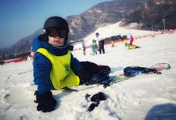 参加彩育营地滑雪冬令营体验冬天的快乐！