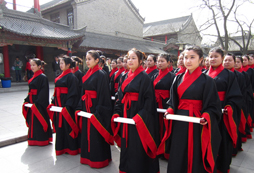 在国学冬令营学习中国传统文化：武术