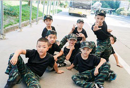 参加杭州小学生军事冬令营感受军营氛围