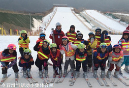 在这个儿童滑雪冬令营让孩子们学会独立