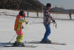 参加滑雪冬令营给孩子一场不惧严冬的考验！