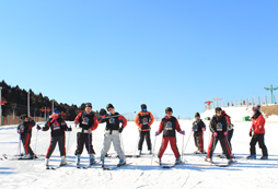 参加滑雪冬令营迎接寒冬中的挑战！