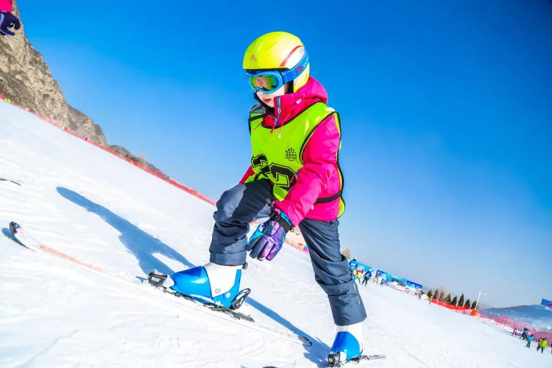 假期初中生参加滑雪冬令营的好处