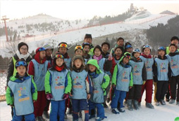 有适合6-16岁学生滑雪冬令营吗？