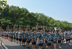 武汉军事训练营让孩子们认识到身上穿军装肩上有责任