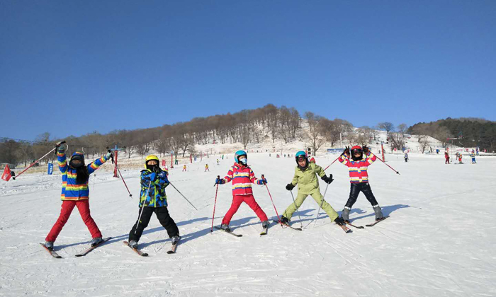 湖北滑雪冬令营适合多少岁孩子参加？