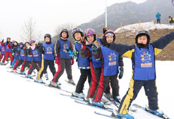热爱滑雪的孩子们
