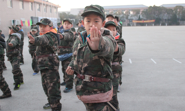 参加军事励志冬令营让青少年孩子勇敢面对挫折！