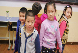 孩子喜欢北京泡泡冬令营因为能在游戏中学习英语