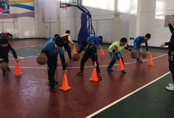 东方启明星学习篮球技能