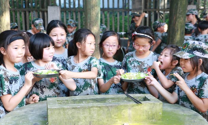 上海西点军事冬令营课程一般价格是多少？