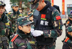 上海军事冬令营让孩子感受真实的军人生活