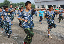 青少年军事冬令营活动锻炼孩子承受挫折的能力
