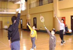 体育冬令营教你轻松打羽毛球的小技巧