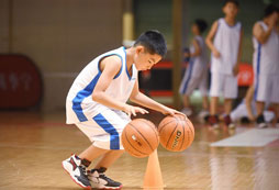 参加篮球冬令营让孩子享受运动带来的快乐