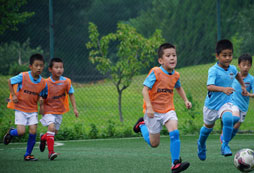 足球脚内侧弯射和脚外侧弯射动作方法