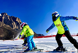 今年冬天，YuYoung青少年营地滑雪冬令营和你一起相遇“冰城”
