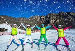 冬天为孩子报名YuYoung青少年营地滑雪冬令营吧！