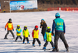 参加YuYoung青少年营地滑雪冬令营让寒假不再枯燥