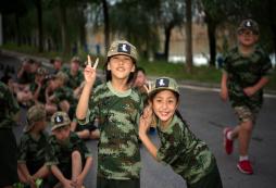 武汉青少年军事冬令营接站还收取费用吗？