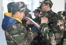 上海军事冬令营让孩子试着去做家务
