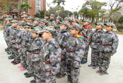 上海西点军事冬令营让孩子们学会了坚强