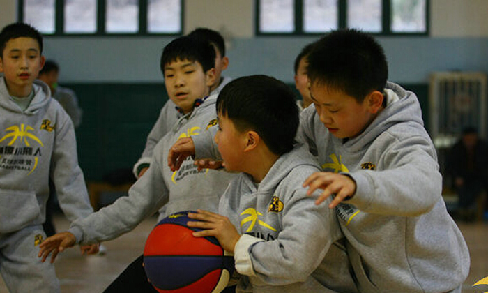 小飞人篮球冬令营刻苦训练的营员