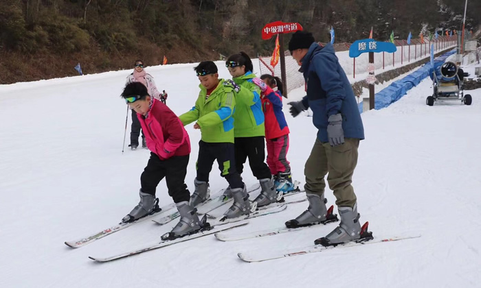 快去神农架滑雪，体验从滑雪道上疾驰而下的快感！