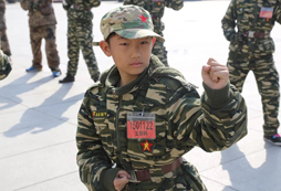 军事训练活动让孩子感受集体生活