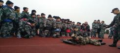 浙江中学生军事冬令营磨炼孩子坚强意志！