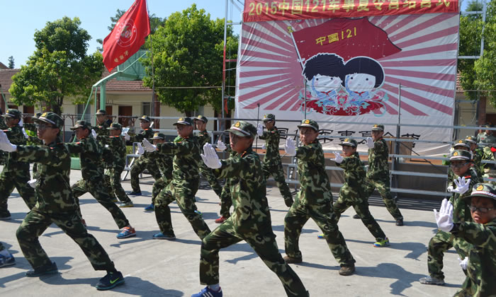 参加军事冬令营第一天学习军事技能