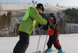 北京冬令营开营仪式初次体验滑雪