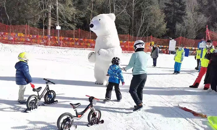 在雪地玩耍