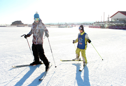 国内拓展冬令营有滑雪主题营吗