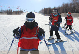 参加滑雪冬令营滑雪服应该如何挑选