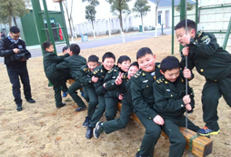 武汉黄埔军事冬令营中孩子们的精彩磨练