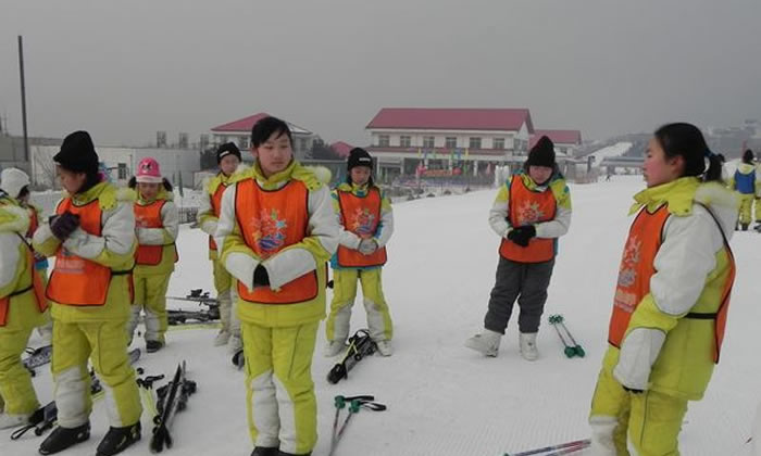 北京巨人冬令营练习滑雪前的准备