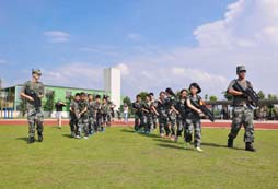 在军事训练营中让小学生做最真实的自己