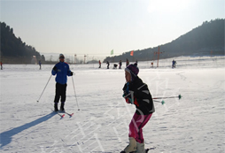 小学生户外冬令营带你体验室外滑雪冬令营