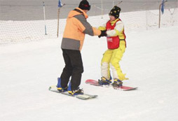 小学生适合单板滑雪户外冬令营活动吗？