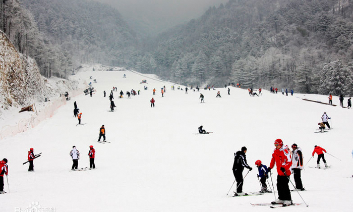 冰雪中有着众多冰雪风光，带孩子跳出舒适圈，挑战勇敢者的运动