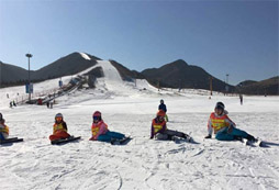 跟青少年冬令营一起去渔国际滑雪场滑雪